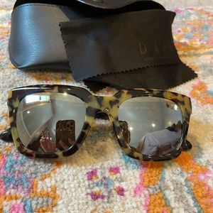 Tortoise mirrored lens sunglasses